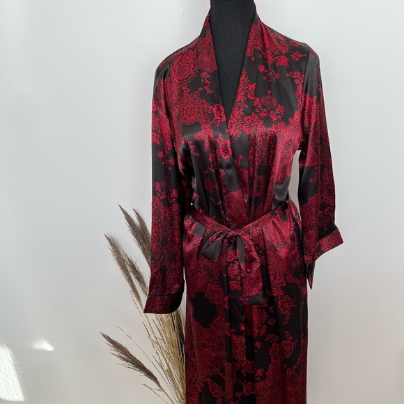 La Vie En Rose Red and Black satin like Robe flowy and. Floral - Picture 3 of 6